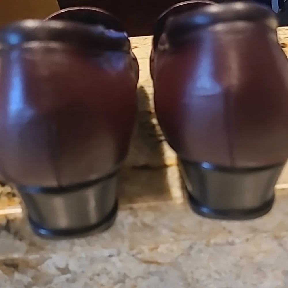 SAS women's Loafers. Sz9.5 in Excellent condition. Antique wine (#1588)